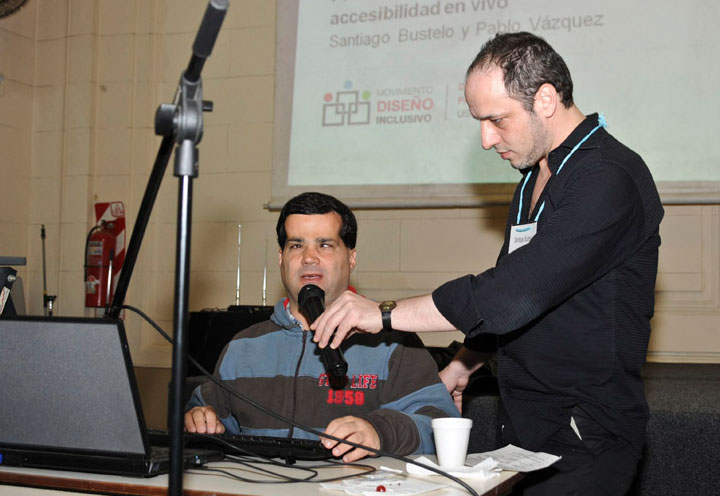 Santiago Bustelo holding a microphone for Pablo Vázquez, who is blind, as he navigates a web page with a screen reader at the Movimiento de Diseño Inclusivo launch event, 2010.
